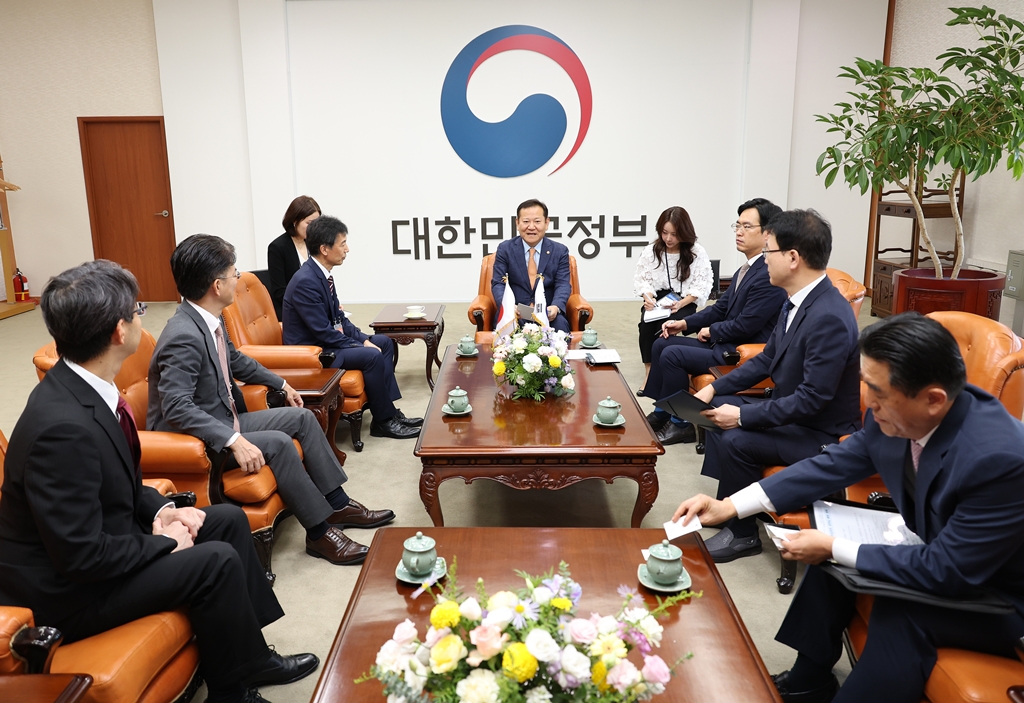 Minister of the Interior and Safety Lee Sang-min meets with Mr. Kuniaki Hara, the Director General of the Ministry of Internal Affairs and Communications of Japan, at Government Complex Seoul, Jongno-gu, Seoul, on the morning of the 4th.