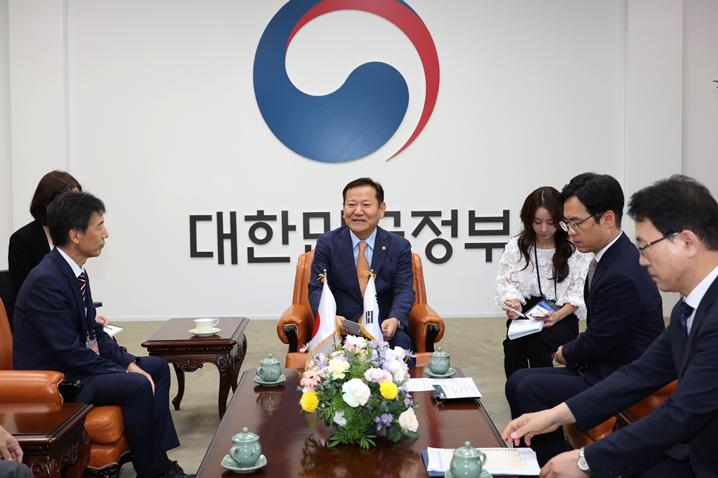 Minister of the Interior and Safety Lee Sang-min meets with Mr. Kuniaki Hara, the Director General of the Ministry of Internal Affairs and Communications of Japan, at Government Complex Seoul, Jongno-gu, Seoul, on the morning of the 4th.