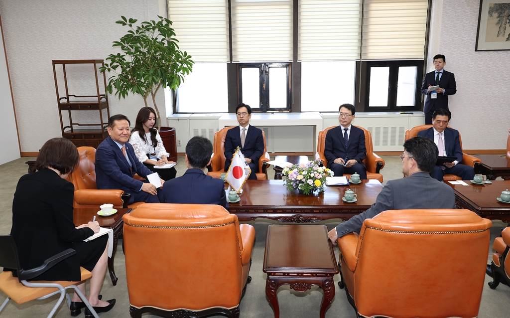 Minister of the Interior and Safety Lee Sang-min meets with Mr. Kuniaki Hara, the Director General of the Ministry of Internal Affairs and Communications of Japan, at Government Complex Seoul, Jongno-gu, Seoul, on the morning of the 4th.