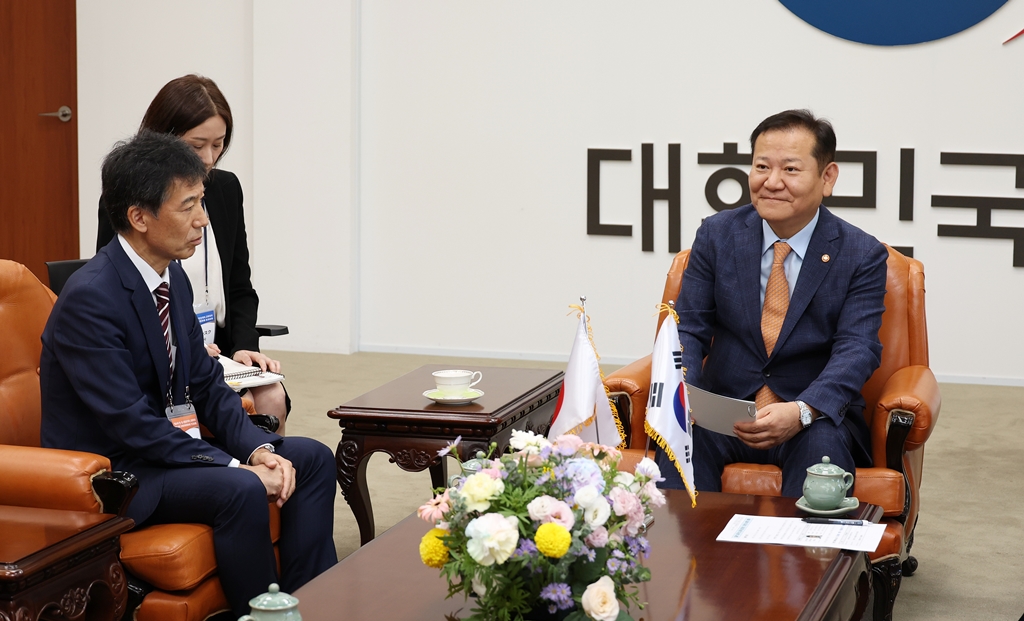 Minister of the Interior and Safety Lee Sang-min meets with Mr. Kuniaki Hara, the Director General of the Ministry of Internal Affairs and Communications of Japan, at Government Complex Seoul, Jongno-gu, Seoul, on the morning of the 4th.