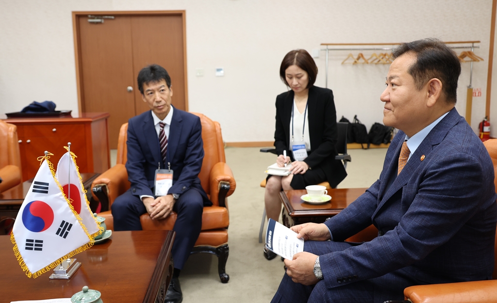 Minister of the Interior and Safety Lee Sang-min meets with Mr. Kuniaki Hara, the Director General of the Ministry of Internal Affairs and Communications of Japan, at Government Complex Seoul, Jongno-gu, Seoul, on the morning of the 4th.