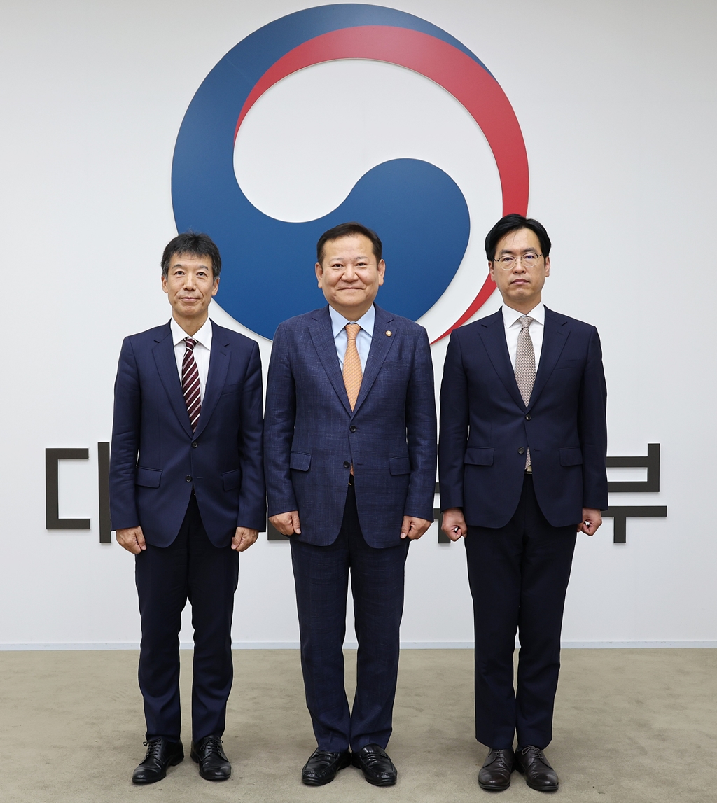 Minister of the Interior and Safety Lee Sang-min (center) poses for a photo with Kuniaki Hara, the Director General of the Ministry of Internal Affairs and Communications of Japan, at the Government Complex in Jongno-gu, Seoul, on the morning of the 4th.