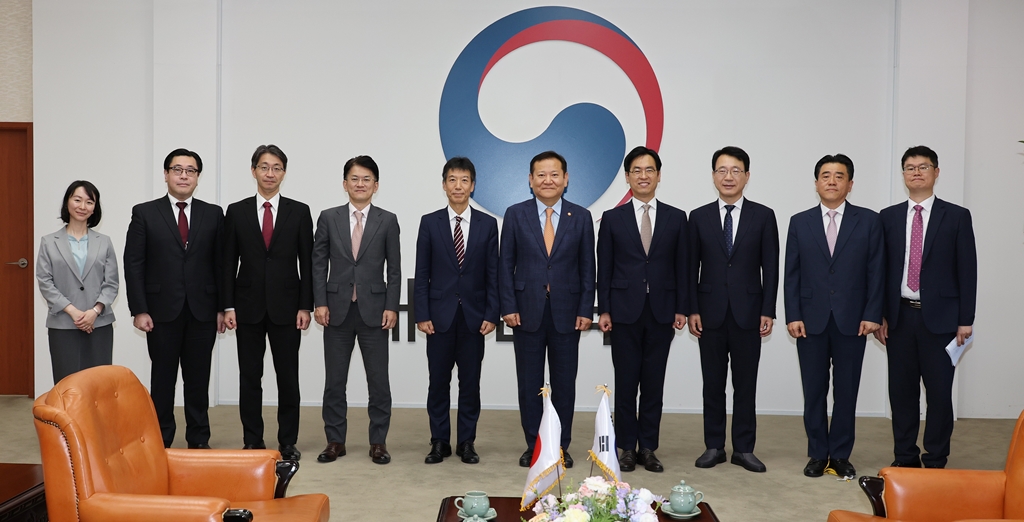 Minister of the Interior and Safety Lee Sang-min (center) poses for a photo with participants from both countries after receiving a visit from Kuniaki Hara, the Director General of the Ministry of Internal Affairs and Communications of Japan, at the Government Complex in Jongno-gu, Seoul, on the morning of the 4th.