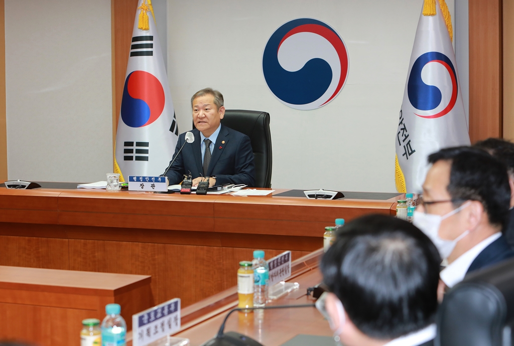 이상민 행정안전부 장관이 2일 오후 서울 종로구 정부서울청사에서 열린 '범정부 국가안전시스템 개편 TF' 회의에 참석해 모두발언을 하고 있다.