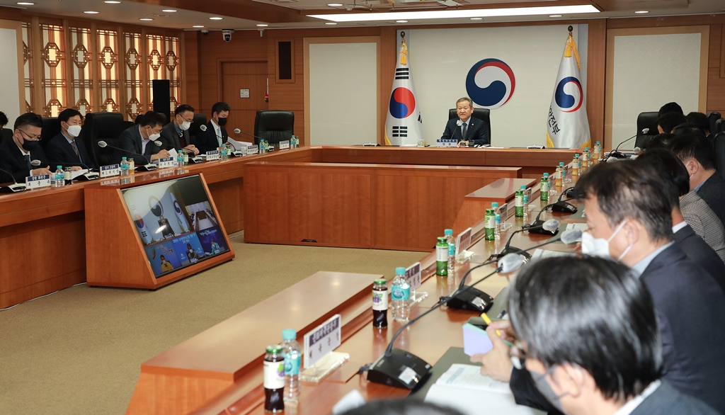 이상민 행정안전부 장관이 2일 오후 서울 종로구 정부서울청사에서 열린 '범정부 국가안전시스템 개편 TF' 회의에 참석해 모두발언을 하고 있다.
