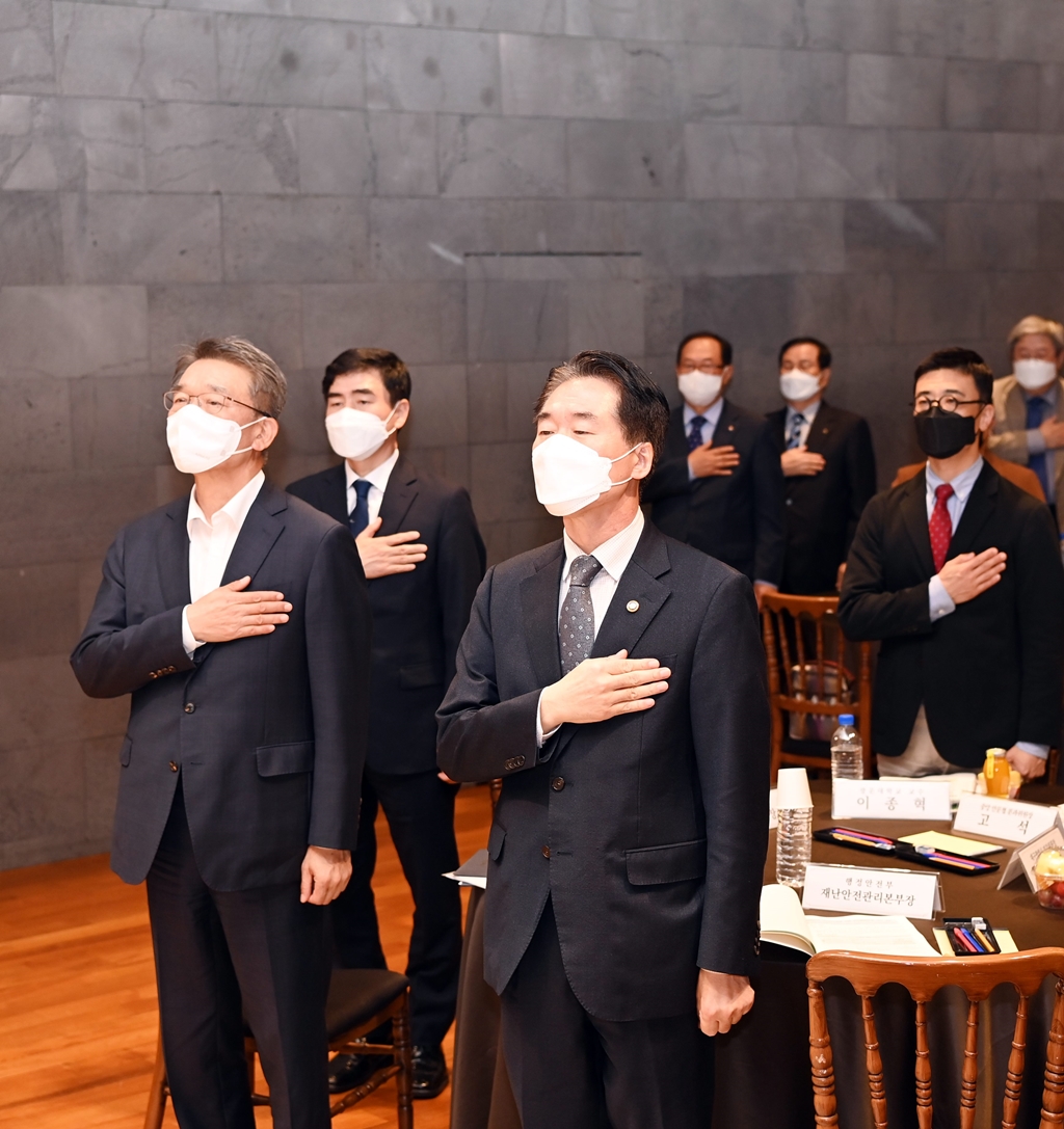  김성호 행정안전부 재난안전관리본부장(왼쪽에서 두 번째)이 14일 오후 서울 중구 소재 LW 컨벤션센터에서 열린 '대한민국 안전대전환을 위한 안전문화포럼' 참석해 관계자들과 함께 회의에 앞서 국민의례를 갖고 있다.