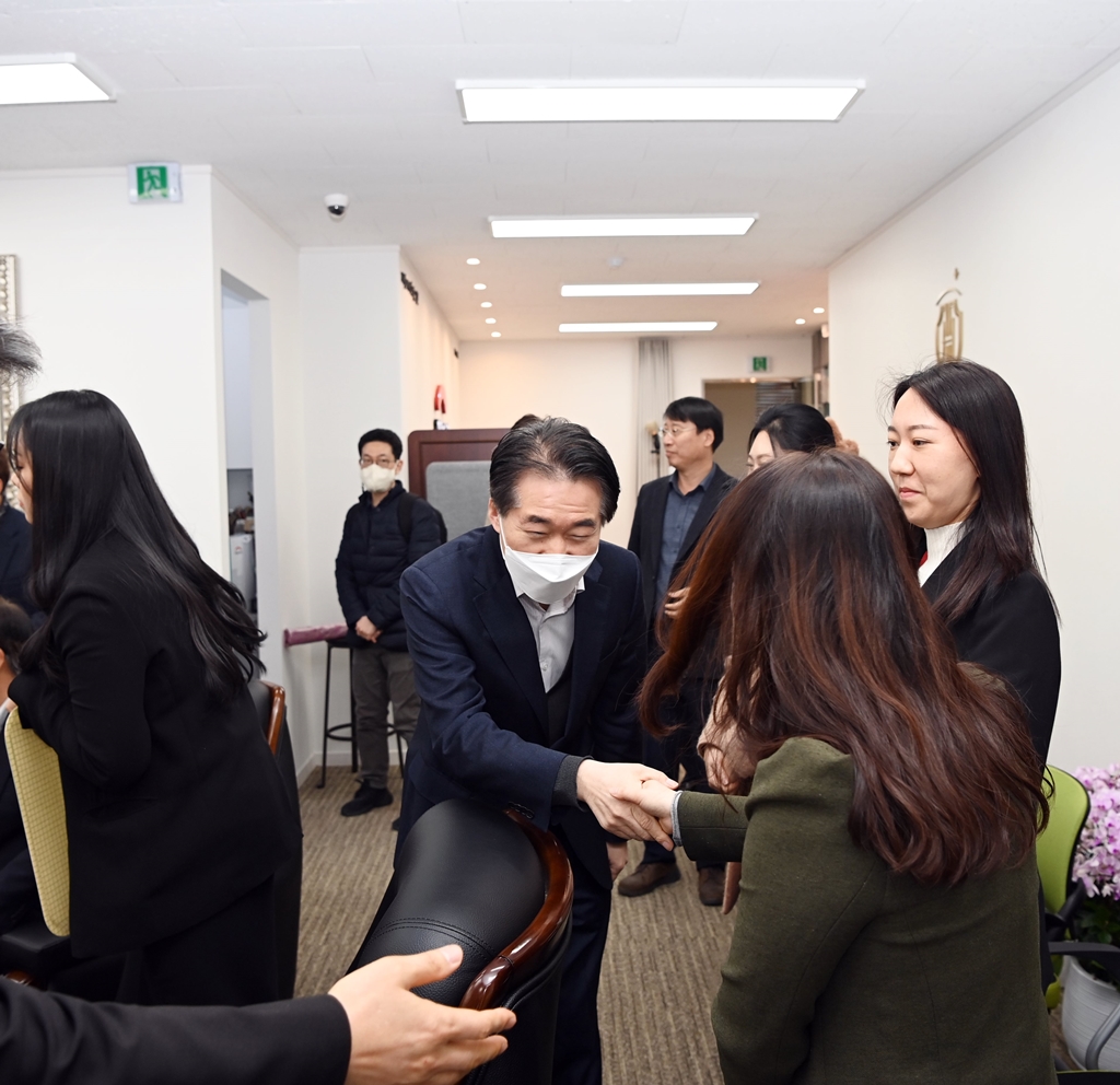 김성호 행정안전부 재난안전관리본부장이 17일 서울 마포구 소재 전국재해구호협회 사무실을 방문해 직원들을 격려하고 있다.