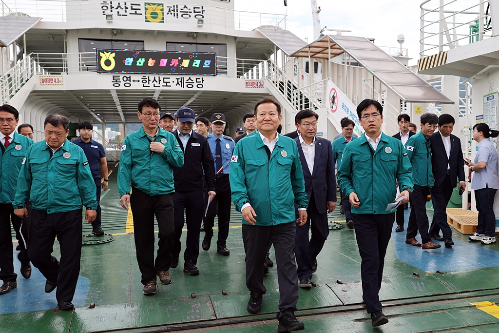 이상민 행정안전부 장관이 11일 오후 추석 연휴를 앞두고 경남 통영항 여객터미널을 방문하여 여객선 운항 안전관리 대책 등을 점검하고 있다.