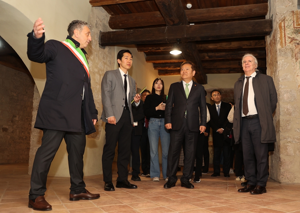 Minister of the Interior and Safety Lee Sang-min visits the city of Maenza in central Italy on the morning of March 8 (local time), guided by Mayor Claudio Sperduti to inspect the site of the '1 Euro Project', which aims to solve the problems of population outflow from and disappearance of local cities by renovating abandoned houses.