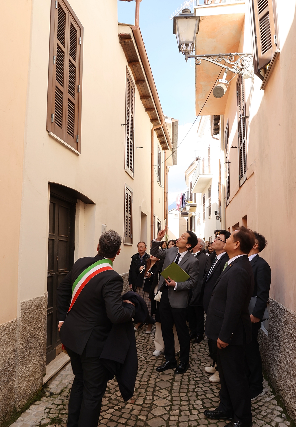 Minister of the Interior and Safety Lee Sang-min visits the city of Maenza in central Italy on the morning of March 8 (local time), guided by Mayor Claudio Sperduti to inspect the site of the '1 Euro Project', which aims to solve the problems of population outflow from and disappearance of local cities by renovating abandoned houses.