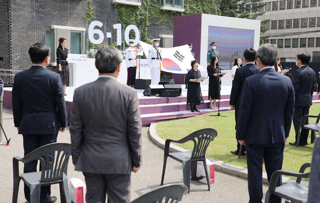 전해철 행정안전부 장관이 10일 서울시 용산구 민주인권기념관에서 열린 6·10 민주항쟁 기념식에 참석해  국민의례를 하고 있다.