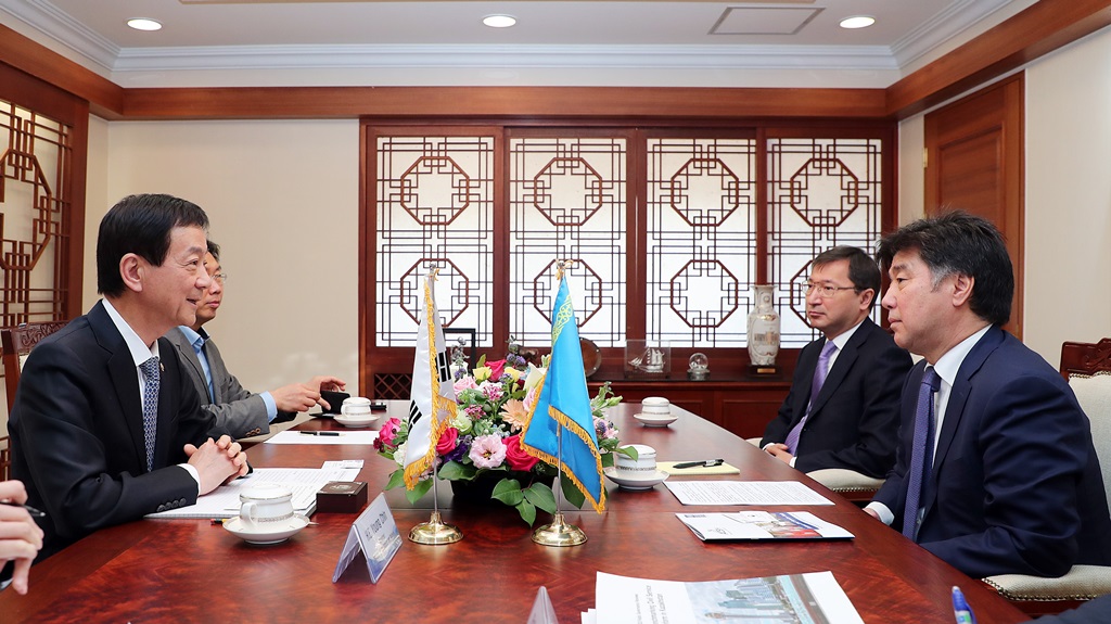 진영 행정안전부 장관이 31일 정부서울청사에서 '알리한 바이메노프' 카자흐스탄 아스타나시민서비스(ACSH) 위원장과 한-카자흐스탄 간 전자정부 분야 협력방안에 대해 논의하고 있다.