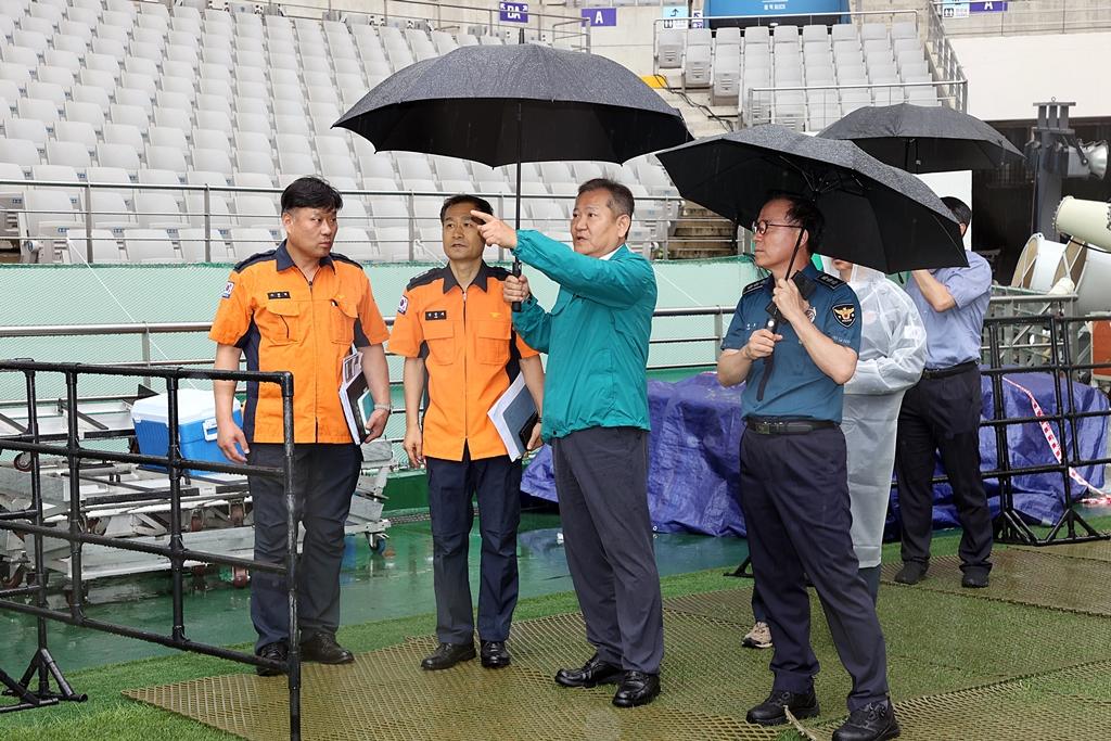 Minister of the Interior and Safety Lee Sang-min conducts an on-site safety inspection of the venue for the Jamboree K-pop concert scheduled to be held at the Seoul World Cup Stadium (Sangam Stadium) on the morning of the 10th.