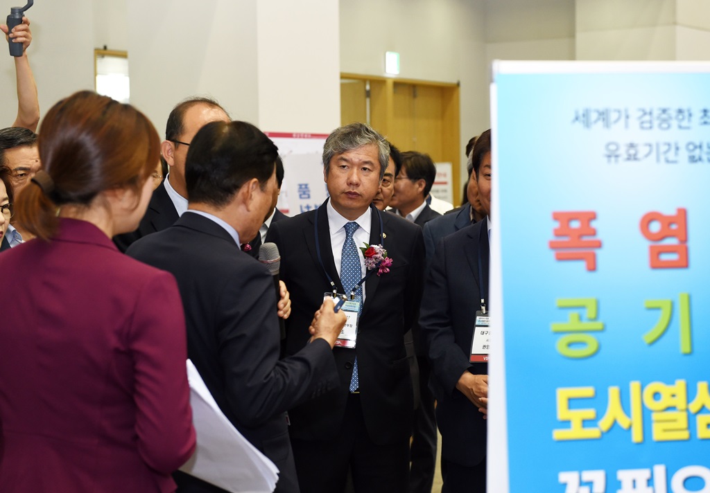 11일 대구엑스코에서 열린 '2019 대한민국 국제 쿨산업전' 개막식에서 김계조 재난안전관리본부장과 관계자들이 전시장을 둘러보고 있다.