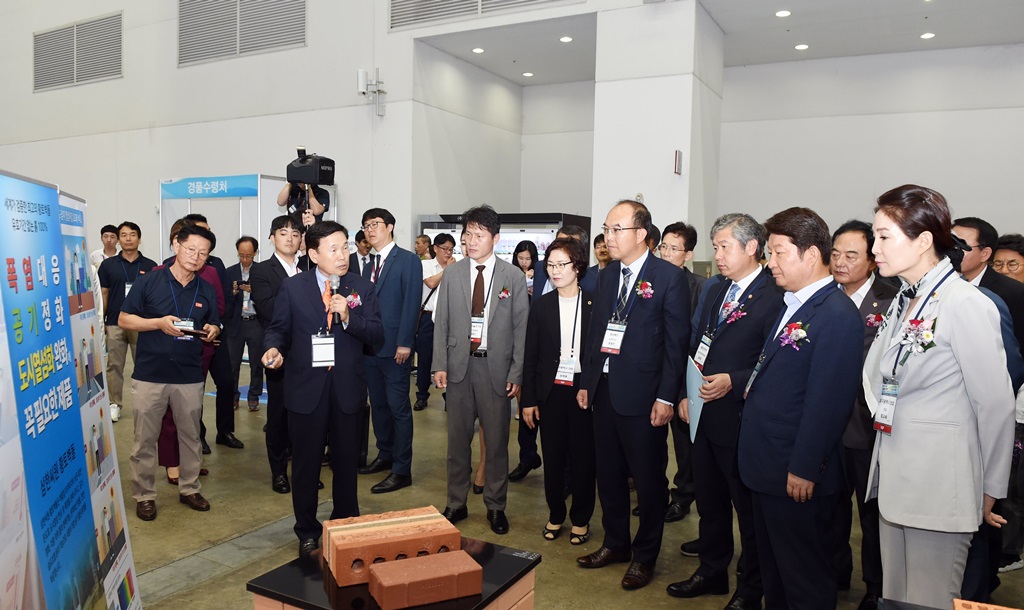 11일 대구엑스코에서 열린 '2019 대한민국 국제 쿨산업전' 개막식에서 김계조 재난안전관리본부장과 관계자들이 전시장을 둘러보고 있다.