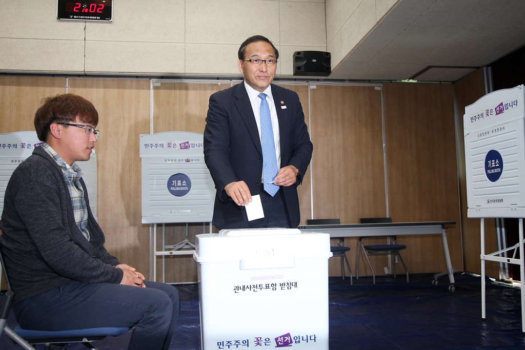 홍윤식 장관, 사전투표 현장 점검