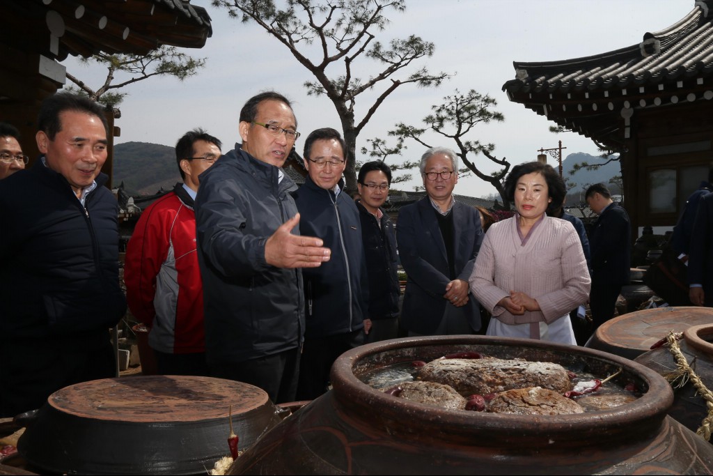 홍윤식 장관, 지역경제 활성화 현장방문(순창고추장마을)