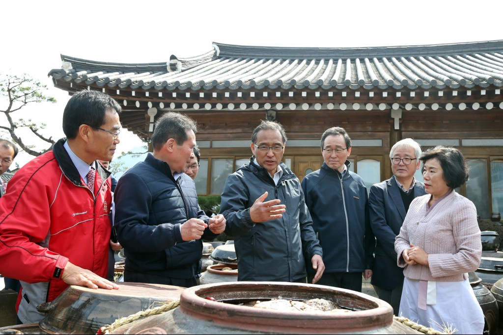 홍윤식 장관, 지역경제 활성화 현장방문(순창고추장마을)