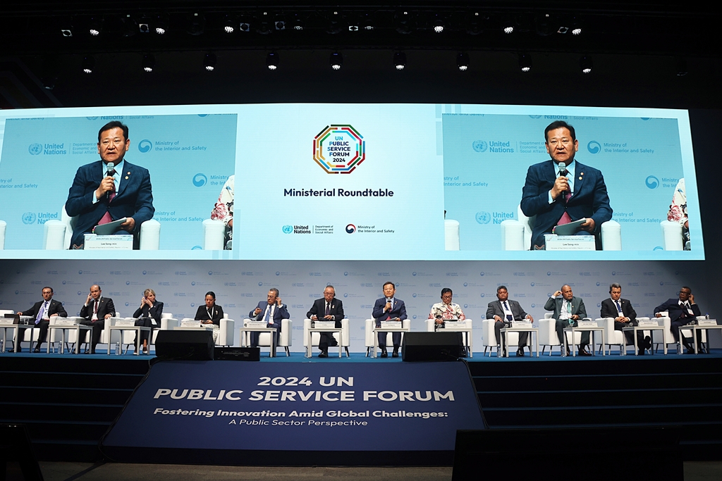 Minister of the Interior and Safety Lee Sang-min presents Korea's public service innovation cases at the Ministerial Roundtable of UN Member States during the 2024 UN Public Service Forum at Convensia Songdo, Incheon, on the morning of the 26th.