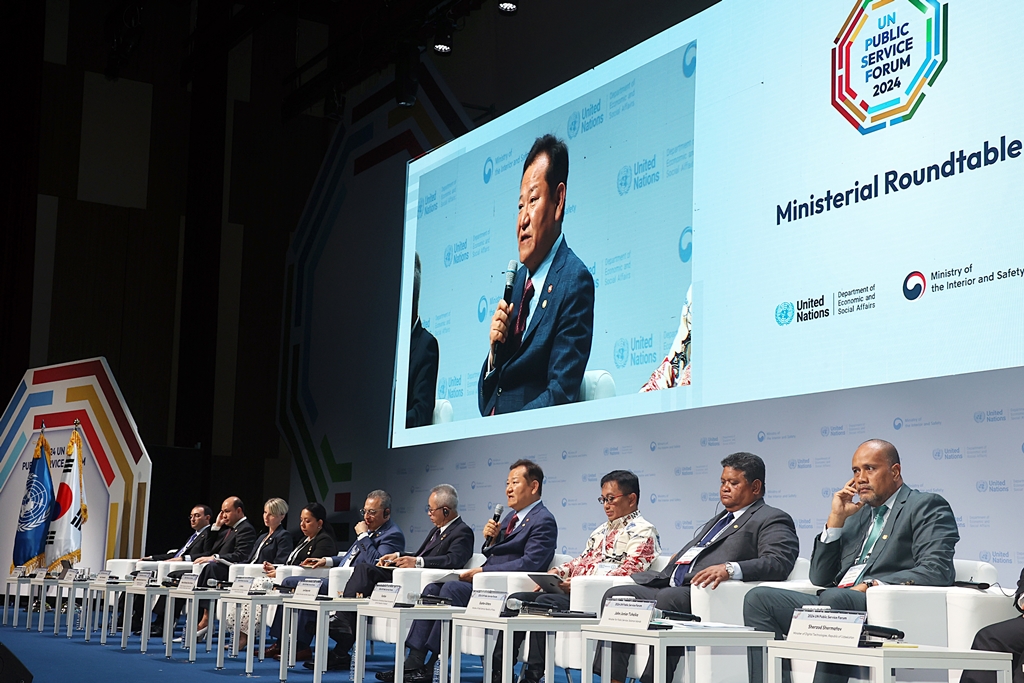 Minister of the Interior and Safety Lee Sang-min presents Korea's public service innovation cases at the Ministerial Roundtable of UN Member States during the 2024 UN Public Service Forum at Convensia Songdo, Incheon, on the morning of the 26th.