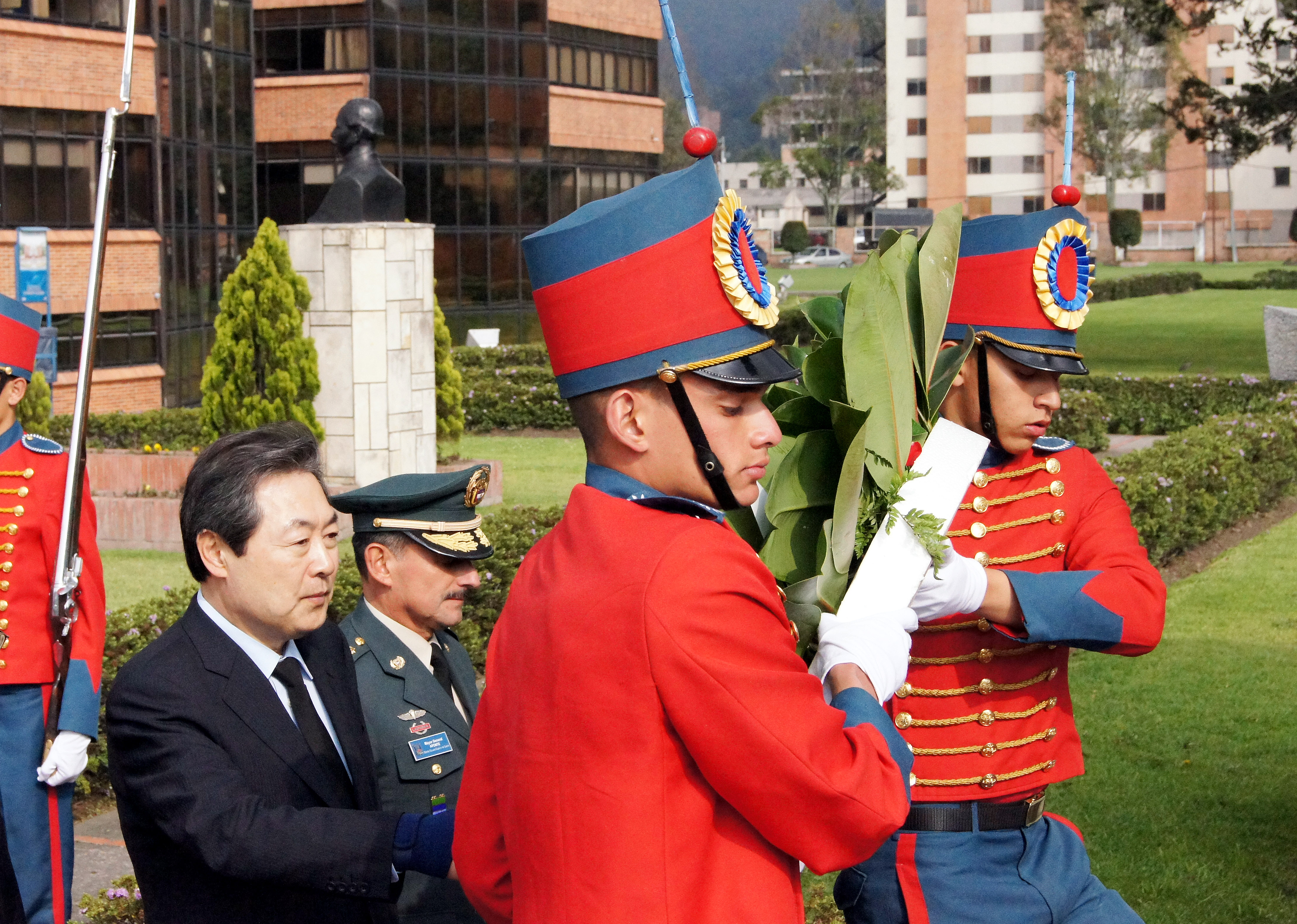 맹형규 장관, 콜롬비아의 한국전쟁 참전기념비 헌화