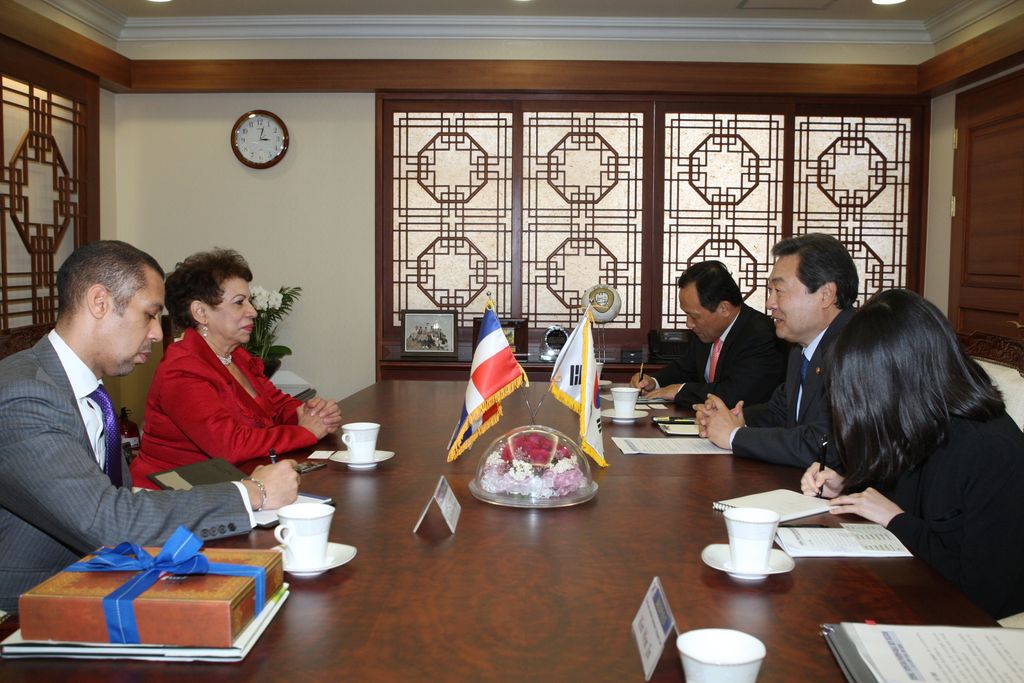 Minister Maeng meets Ambassador of Dominican Republic