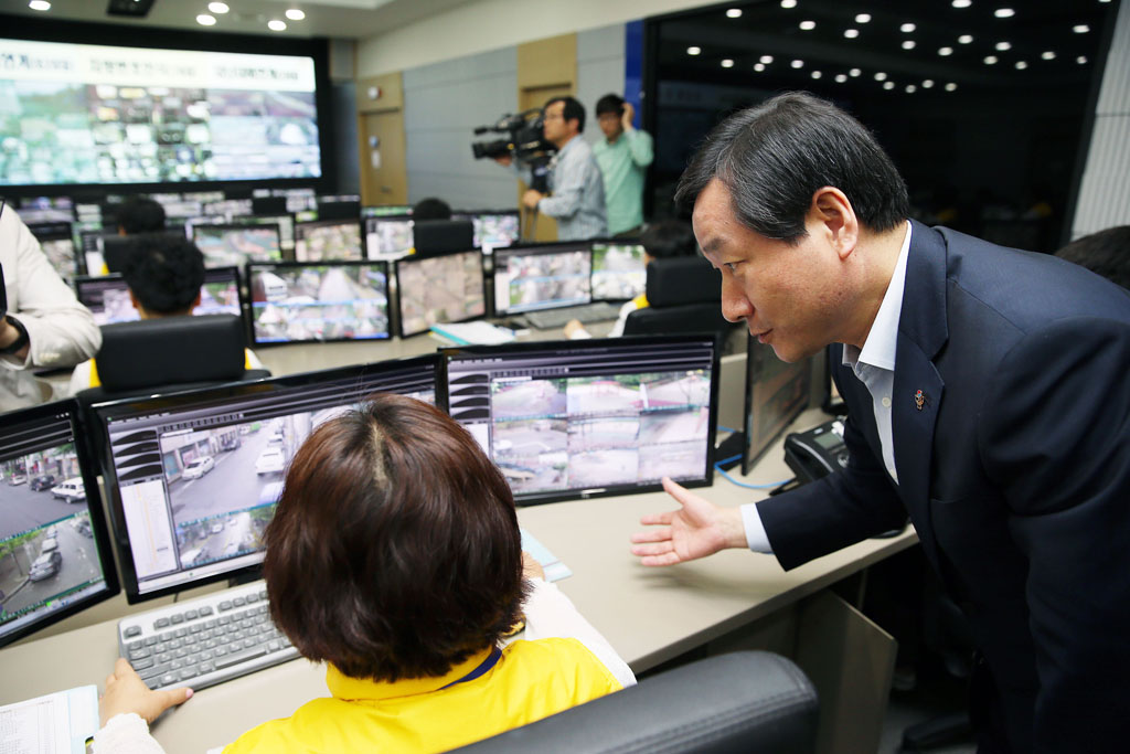 유정복 장관, 광주 CCTV 통합관제센터 방문