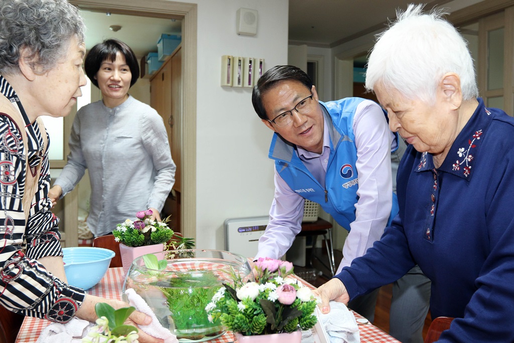 김성렬 차관, 양로원 대청소 봉사활동