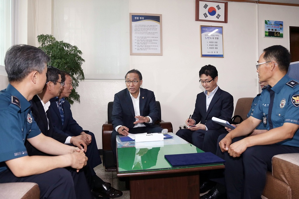 홍윤식 행자부장관, 도서·벽지 공무원 격려 신안군 방문