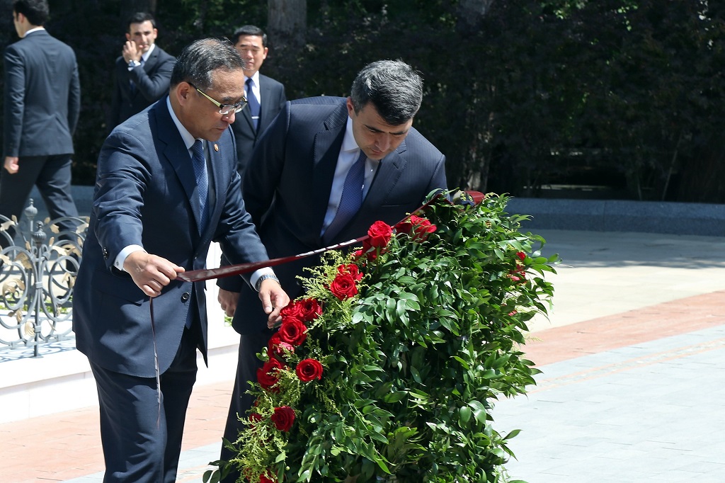 홍윤식 장관, 아제르바이잔 국부묘소 및 순국자묘지 헌화