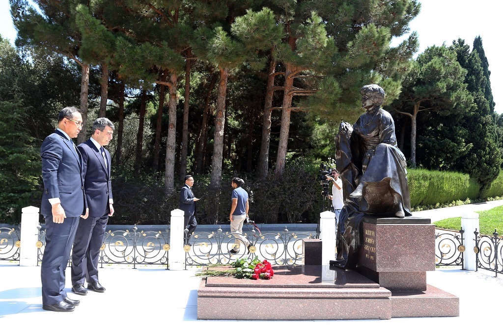 홍윤식 장관, 아제르바이잔 국부묘소 및 순국자묘지 헌화
