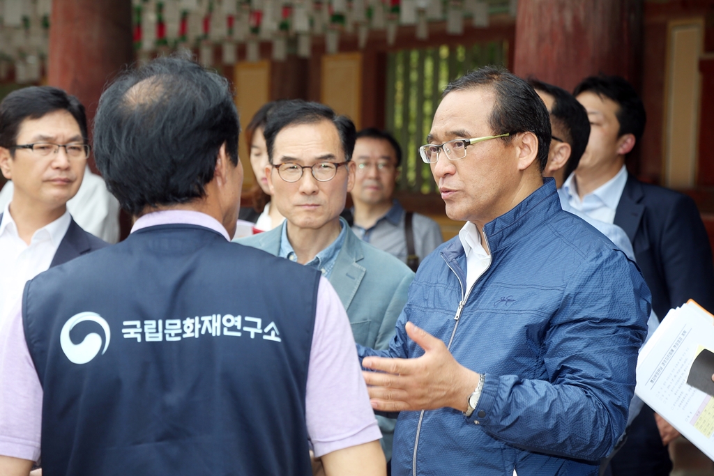 홍윤식 장관, 문화재 지진피해 현장 점검