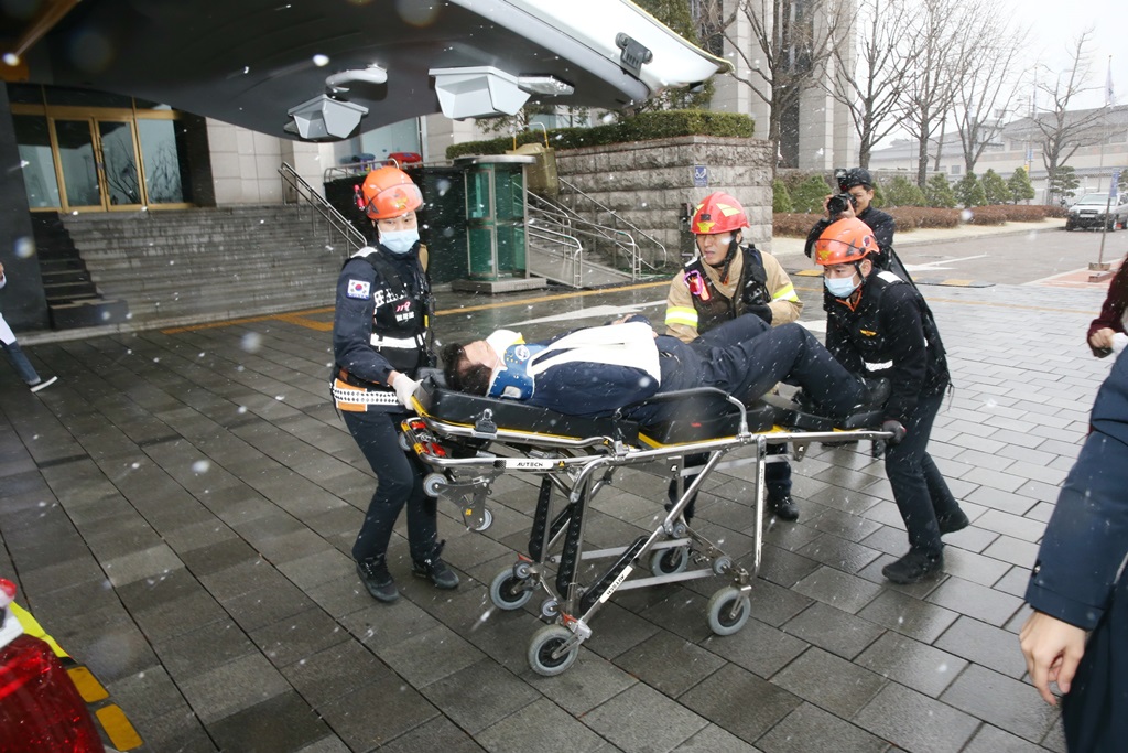 3월 21일 오후 민방위의 날을 맞아 서울시 종로구 세종로 정부서울청사에서 진행된 '화재 대피 훈련'에서 부상자가 발생한 것을 가정해 구조대원들이 응급조치를 하고 있다.