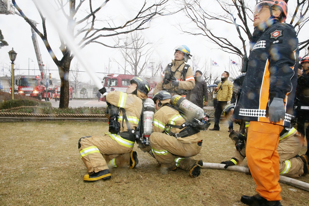 3월 21일 오후 민방위의 날을 맞아 서울시 종로구 세종로 정부서울청사에서 진행된 '화재 대피 훈련'에서 청사 건물에 화재가 발생한 것을 가정해 소방관들이 물을 뿌리고 있다.