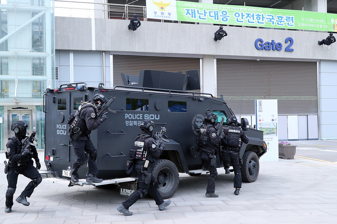 11일 오후 인천시 서구 인천아시아드주경기장에서 열린 '재난대응 안전한국훈련'에서 인질테러 진압 훈련을 하고 있다.