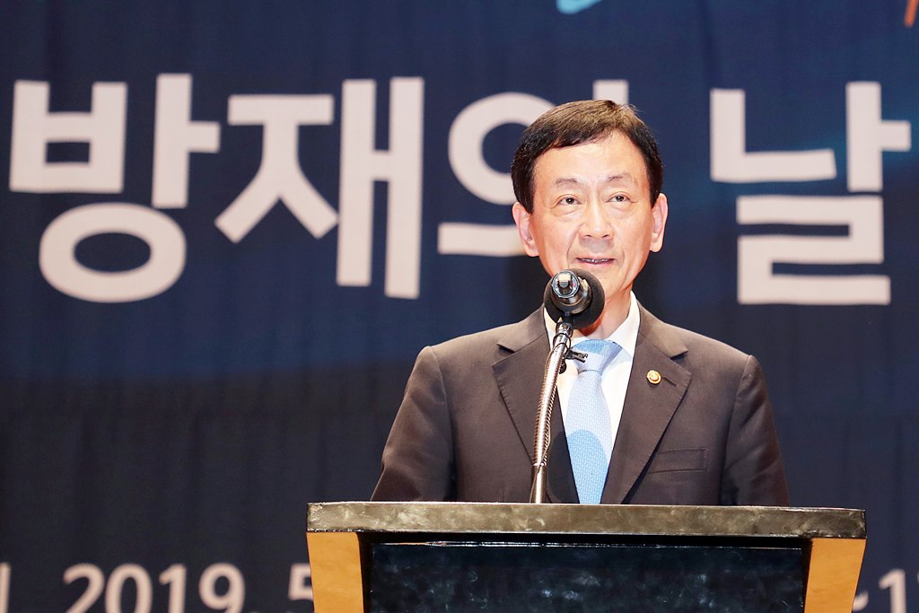 진영 장관이 24일 서울 코엑스에서 열린 '제26회 방재의 날 기념식'에서 기념사를 하고 있다.