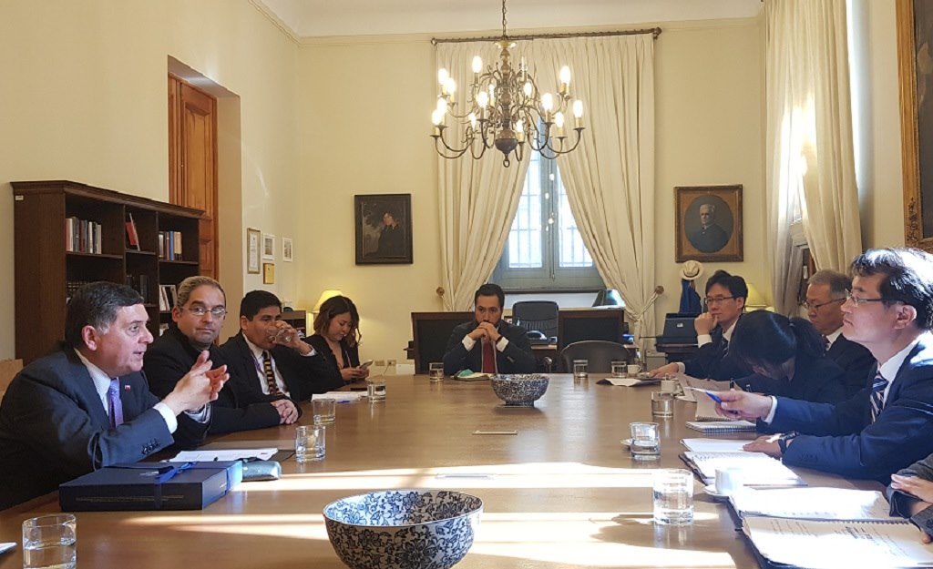  윤종인 차관이 23일(현지시간) 칠레 대통령궁에서 클라우디오 알바라도(Claudio Alvarado) 대통령실 차관 등 관계자들이 참석한 가운데 디지털정부 협력 방안을 논의하고 있다.