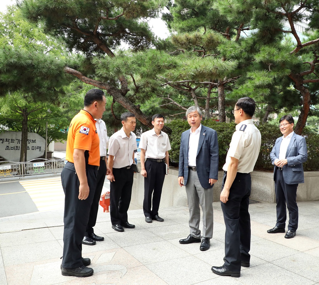 21일 서울 동작소방서를 방문한 김계조 재난안전관리본부장이 관계자들과 인사를 나누고 있다.