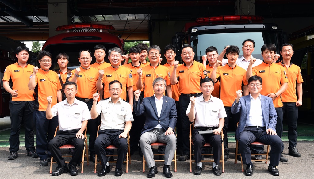 21일 서울 동작소방서를 방문한 김계조 재난안전관리본부장이 소방대원들과 기념촬영을 하고 있다.