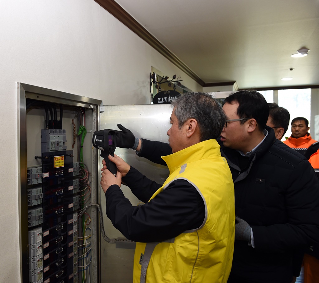 김계조 재난안전관리본부장이 21일 설 명절을 앞두고 충남 공주시 구렁고개길에 위치한 왕촌어버이의 집을 방문해 전기․가스를 점검하고 있다.