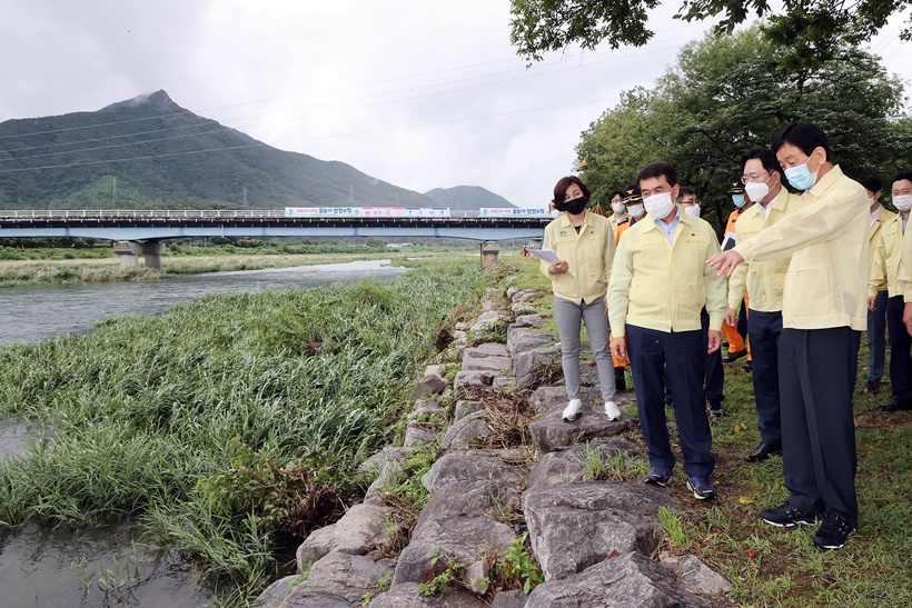 진영 장관이 15일 오후 전북 완주군을 방문하여 하계 휴가철 물놀이 안전시설 관리 등을 점검하고 있다.