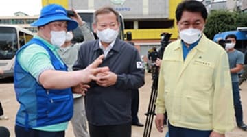 Minister Lee Sang-min visits the site ravaged by heavy rainfall.