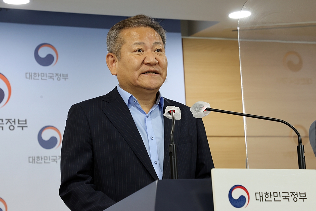 이상민 행정안전부 장관이 6일 오후 서울 세종대로 정부서울청사에서 정부조직 개편방안에 대한 브리핑을 하고 있다.
