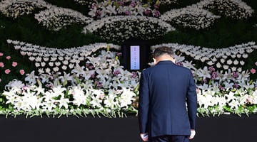 Minister Lee Sang-min pays tribute to the deceased in Itaewon at a joint memorial altar.
