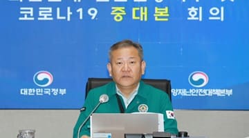 Minister Lee Sang-min presiding over a Central Disaster and Safety Countermeasures Headquarters (CDSCHQ) meeting on strike by unionized truckers and COVID-19.