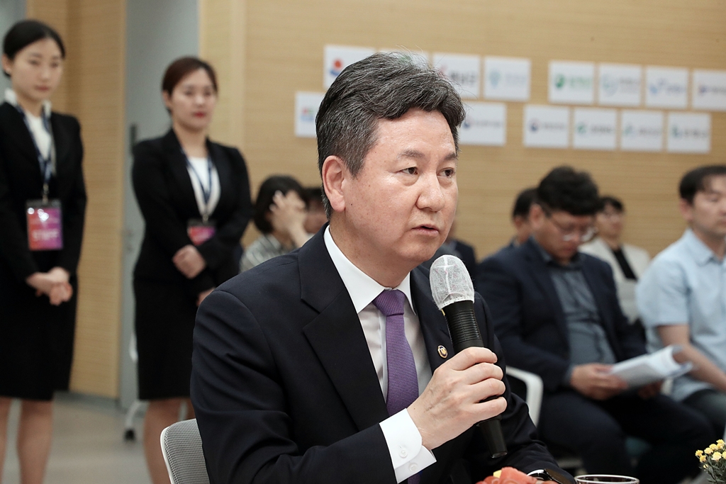 한창섭 행정안전부 차관이 1일 오후 충남 부여군 한국전통문화대학교에서 열린 '지역중소기업 지원사업 MOU 체결식'에 참석해 인사말을 하고 있다.
