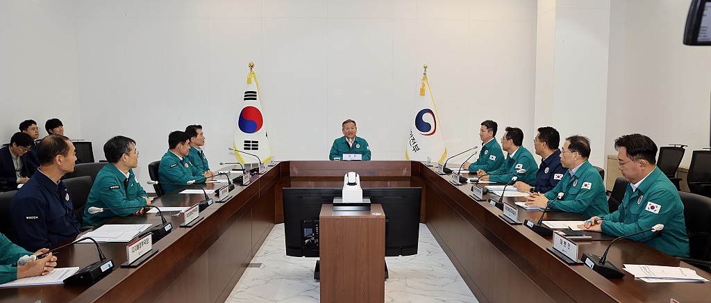이상민 행정안전부 장관이 25일 오후 정부세종청사 집무실에서 간부회의를 주재하고 있다.