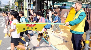 Minister Lee Sang-min joins Traffic Safety Campaign for Children.