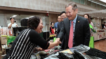 Minister Lee Sang-min visits 'Chuseok Farmers' Market' open at the Government Complex Seoul.