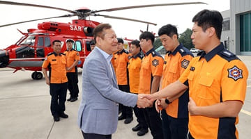Minister Lee Sang-min visits emergency response centers to inspect safety measures for the Chuseok holiday.
